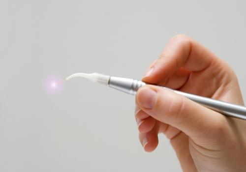 Hand holding a soft tissue laser device